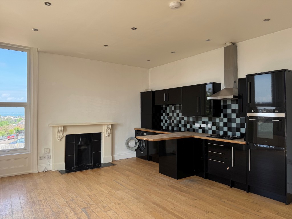 Lot: 11 - ONE-BEDROOM FLAT WITH ATTRACTIVE VIEW FOR INVESTMENT OR OCCUPATION - Kitchen